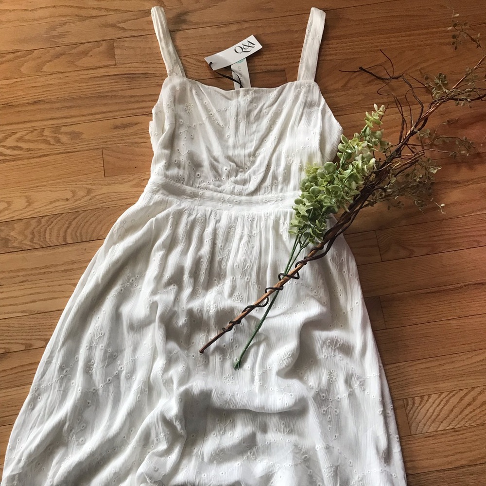 Rare** Mabel eyelet dress in off white. Stichfix